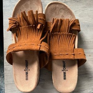 MINNETOKA NWOT SIZE 9 DAISY LEATHER FRINGE SANDALS WOMENS